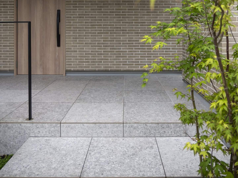 ナチュラルモダンな印象を与えるグレーのテラゾータイルを使用した玄関