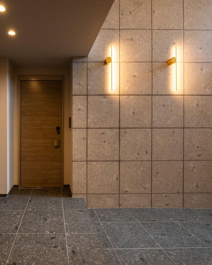 グレーインテリアにテラゾータイルを使ったナチュラルモダンな玄関