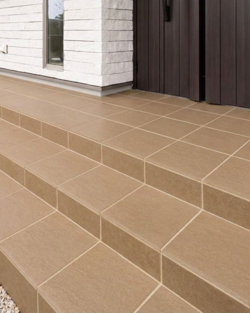 汚れが目立ちにくいグレージュ色の玄関床タイル