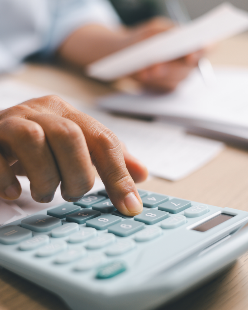 電卓をたたいてエクステリアの予算を計算する男性