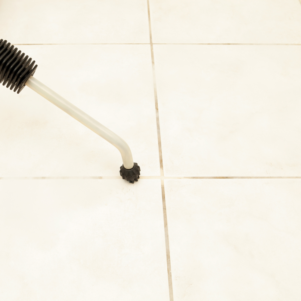 目地の汚れをきれいにするブラシ