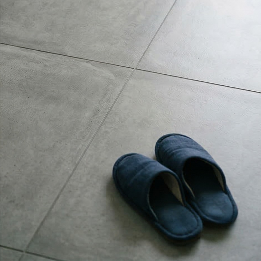 グレーのコンクリート調タイル