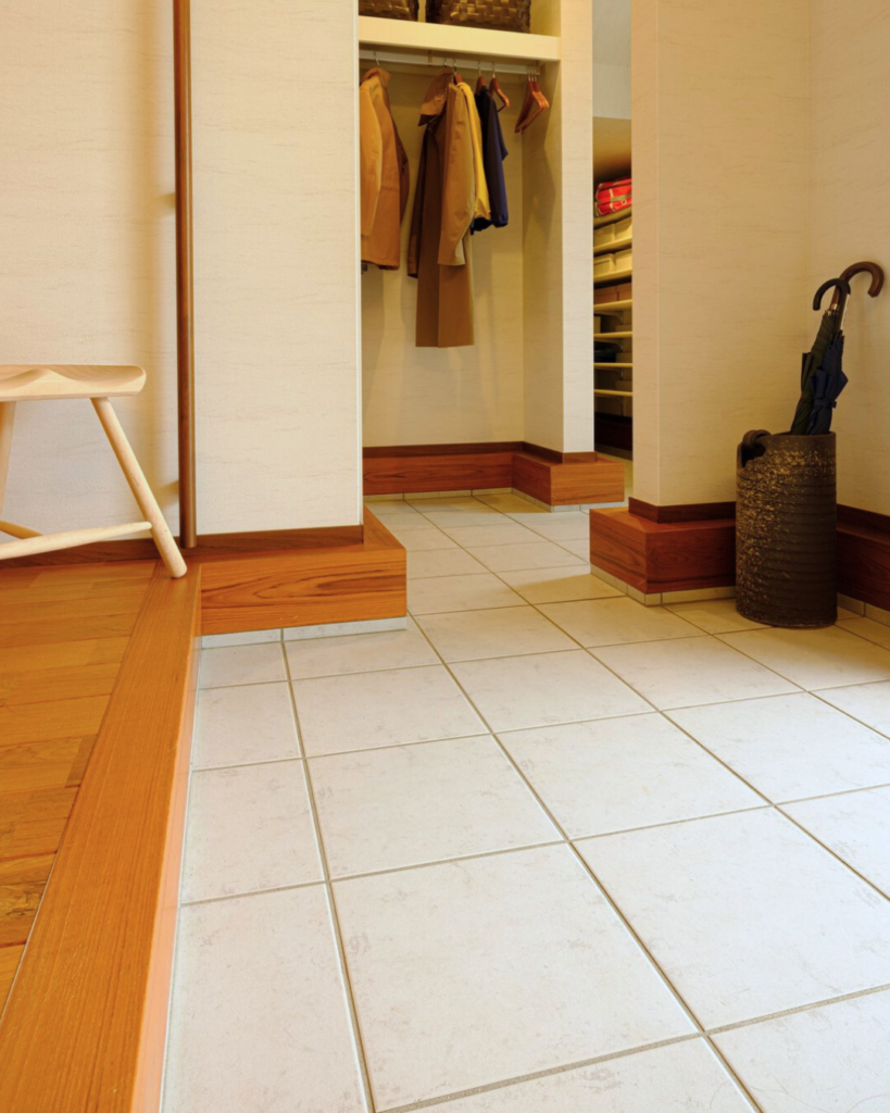 清潔感あるアイボリーベージュの玄関床タイル
