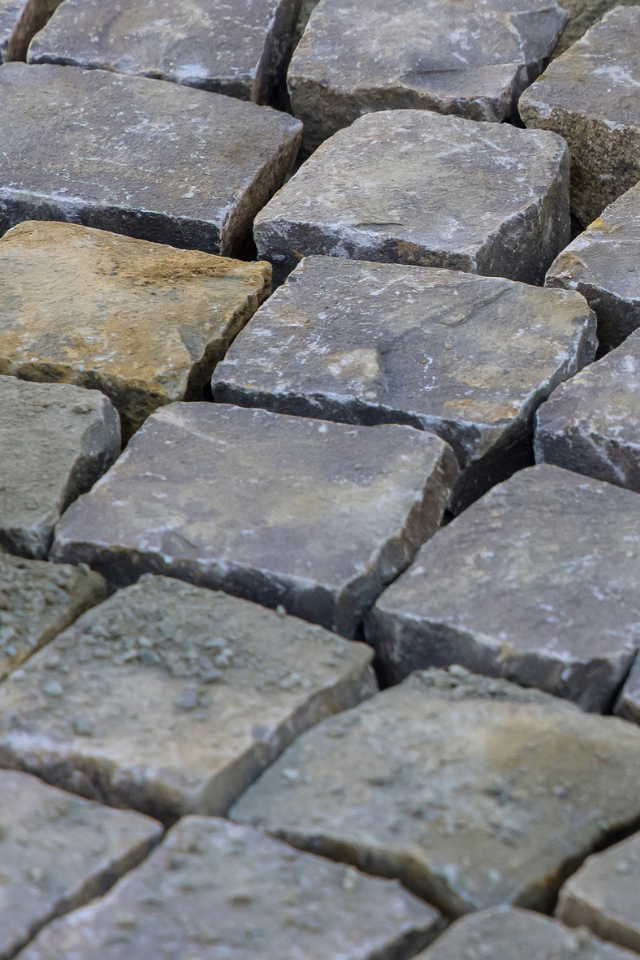 黒いピンコロ石