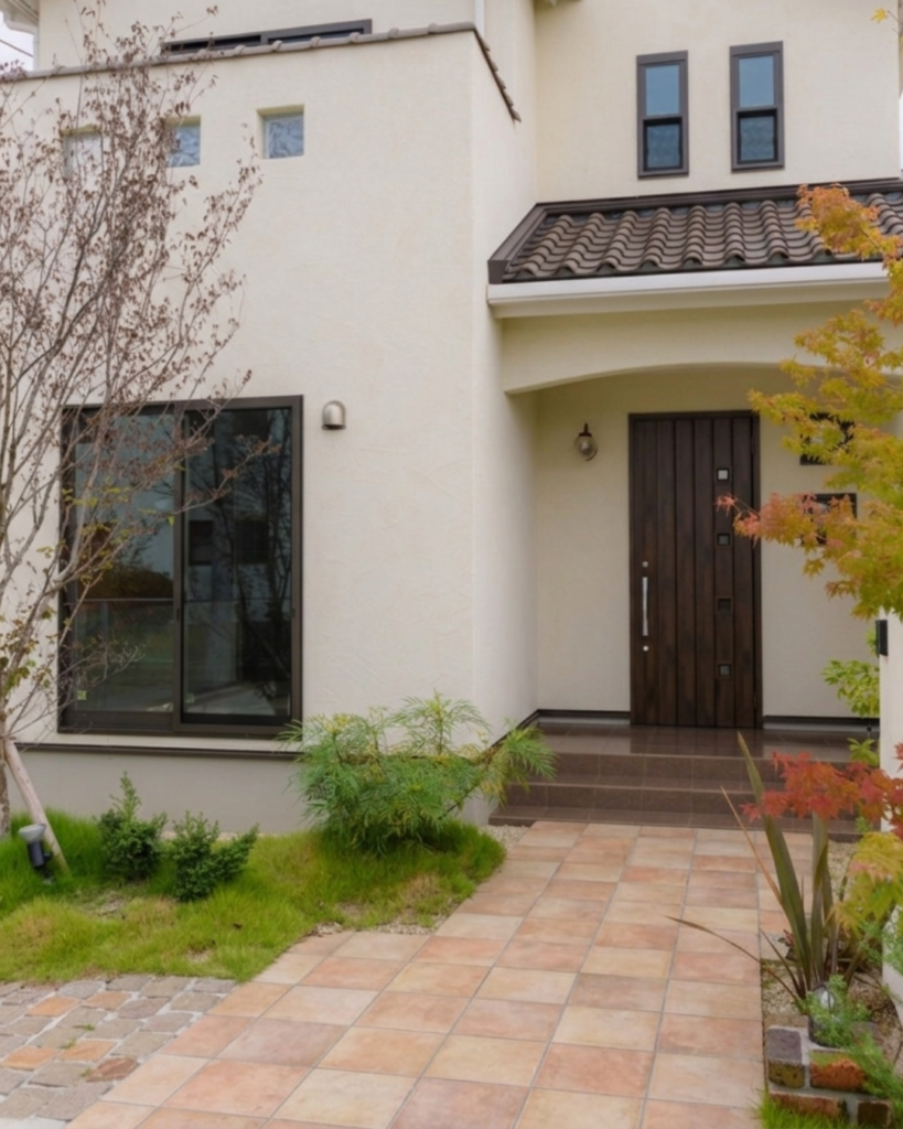 テラコッタ調の玄関ポーチとアプローチタイル