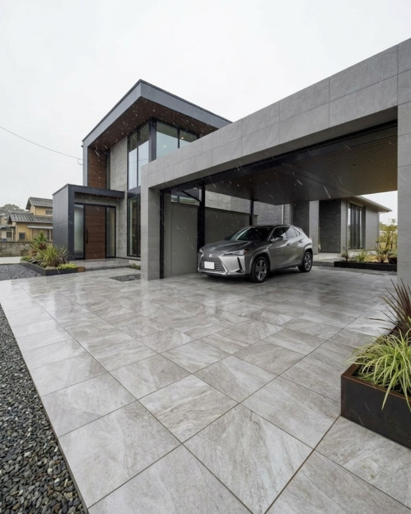 駐車場と玄関アプローチをつなぐタイル外構