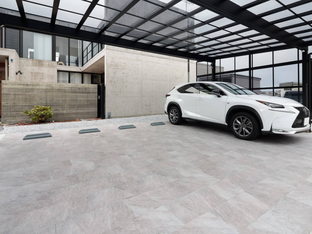 駐車場全面をグレーの石調タイルで仕上げた外構デザイン