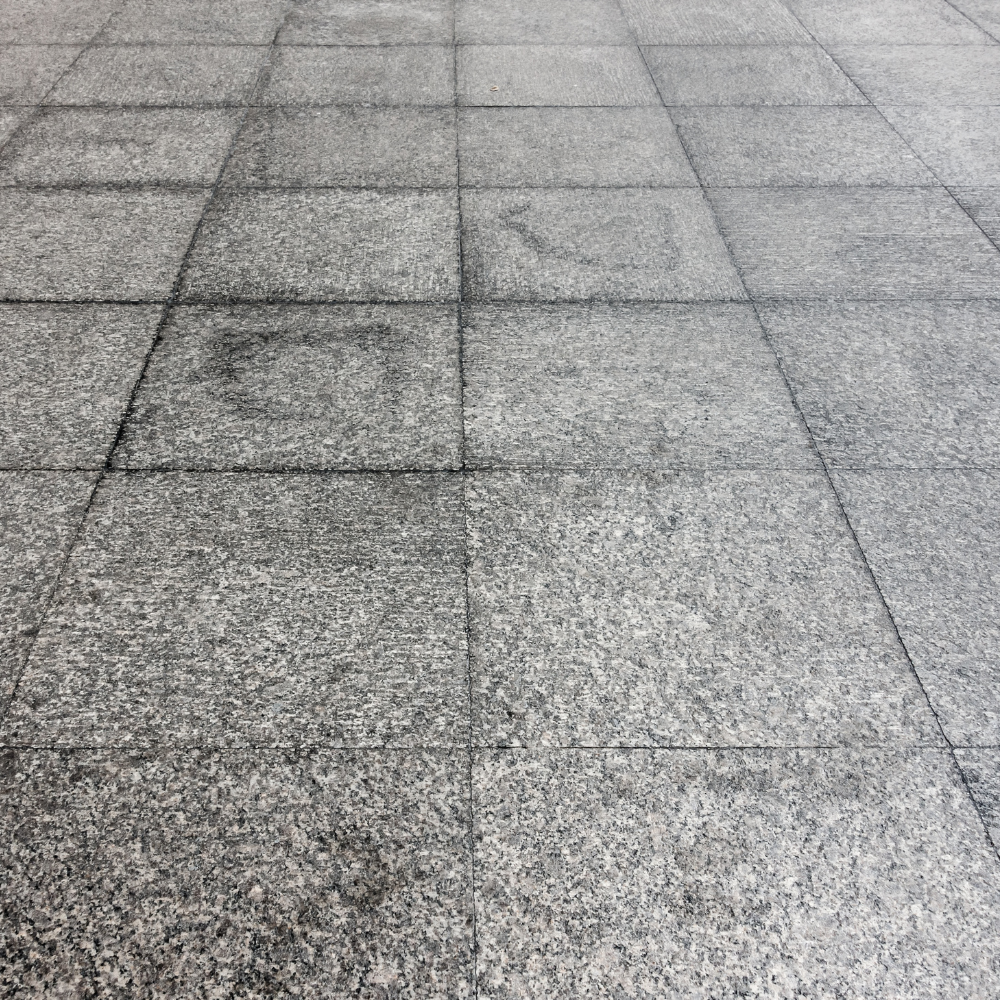 黒ずんだ玄関タイル