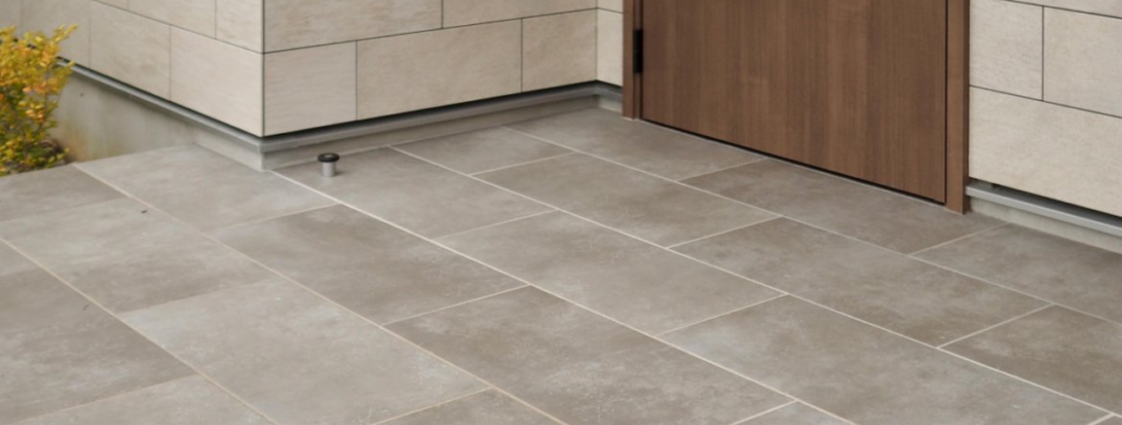 グレージュの玄関タイル