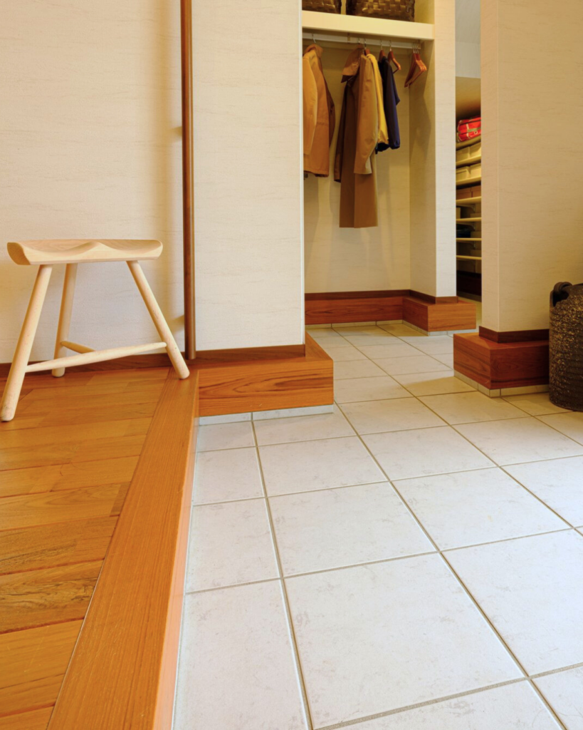 汚れ防止機能付きの白系玄関タイル