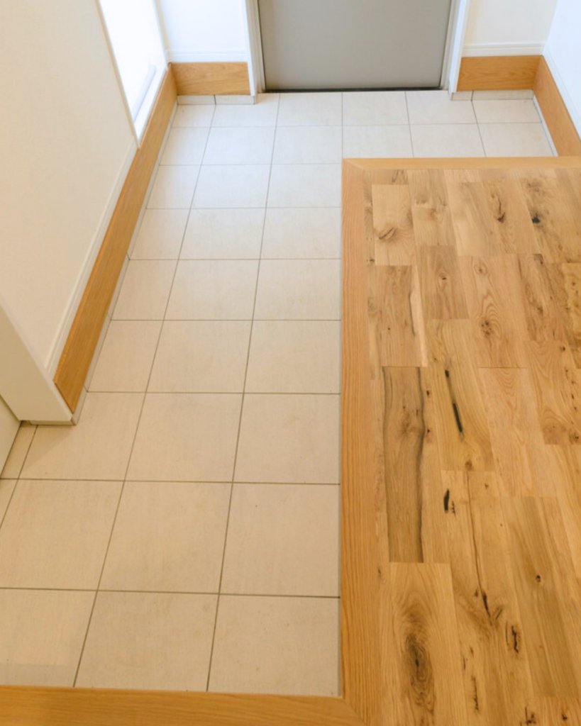 シンプルなベージュ系玄関タイル