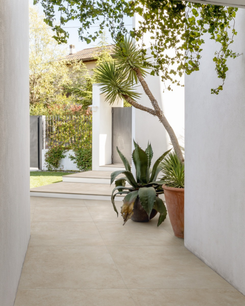 白い壁に合わせたベージュの玄関タイル