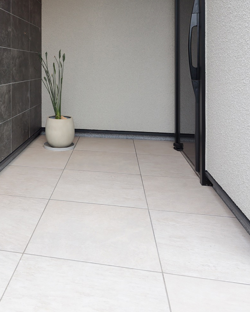 石目模様がある高級感ある白系玄関タイル