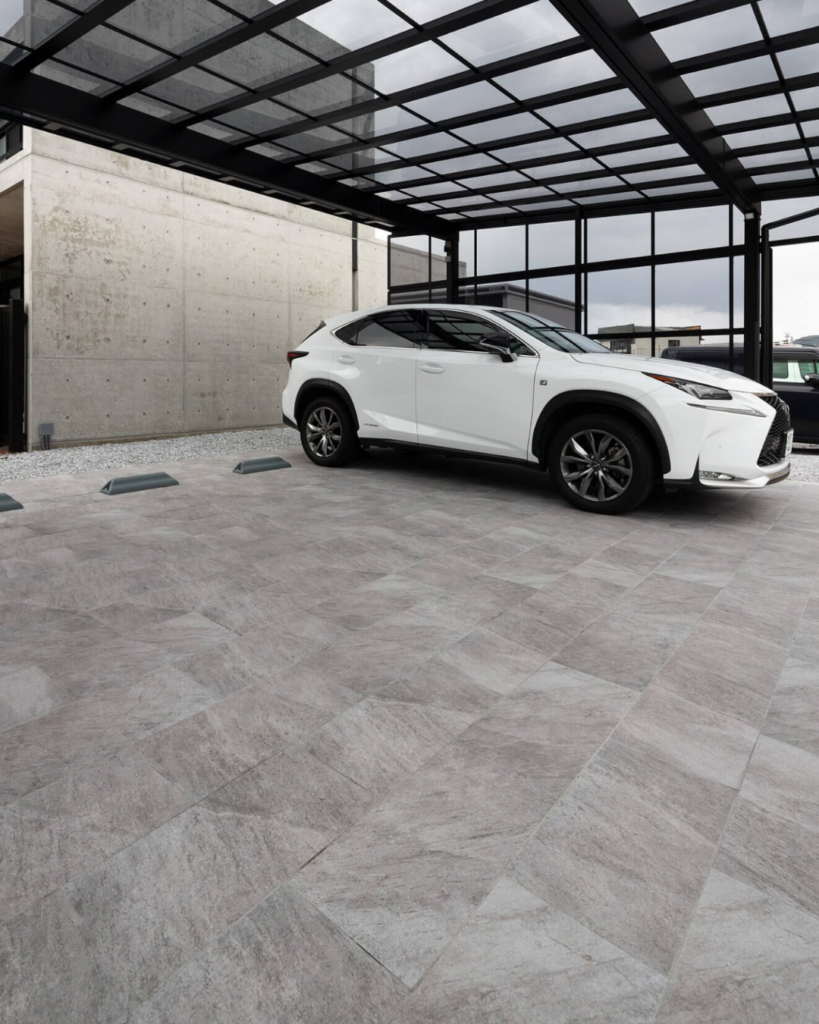 流れ模様が美しいルイーダ駐車場タイル