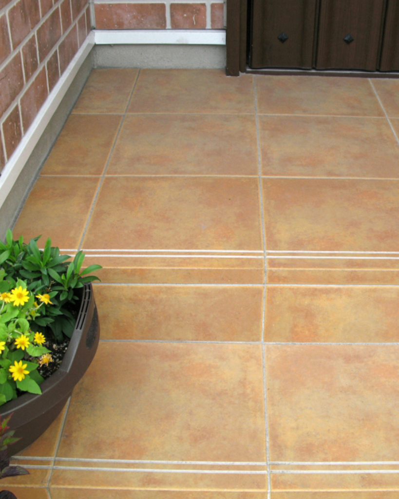 色ムラのあるテラコッタ調タイルの玄関階段