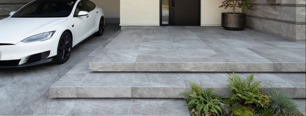 玄関前に設置した車寄せエリアを駐車場タイルで仕上げた施工実例