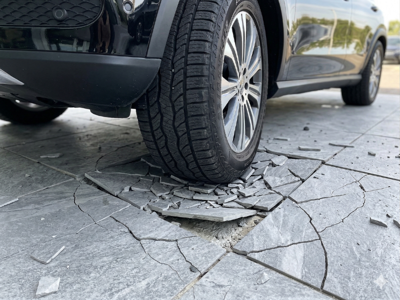 駐車場タイルでよくある失敗｜割れる原因は「タイルの違い」だった