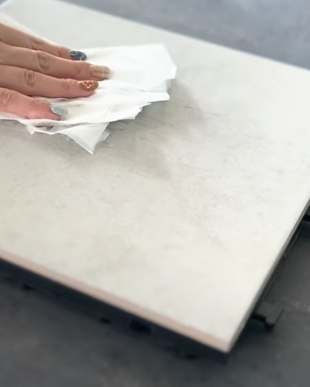 ドライシートが引っ掛からないコアデッキセラムは、さらさらしているのに濡れても滑りにくいグリップタイルです。