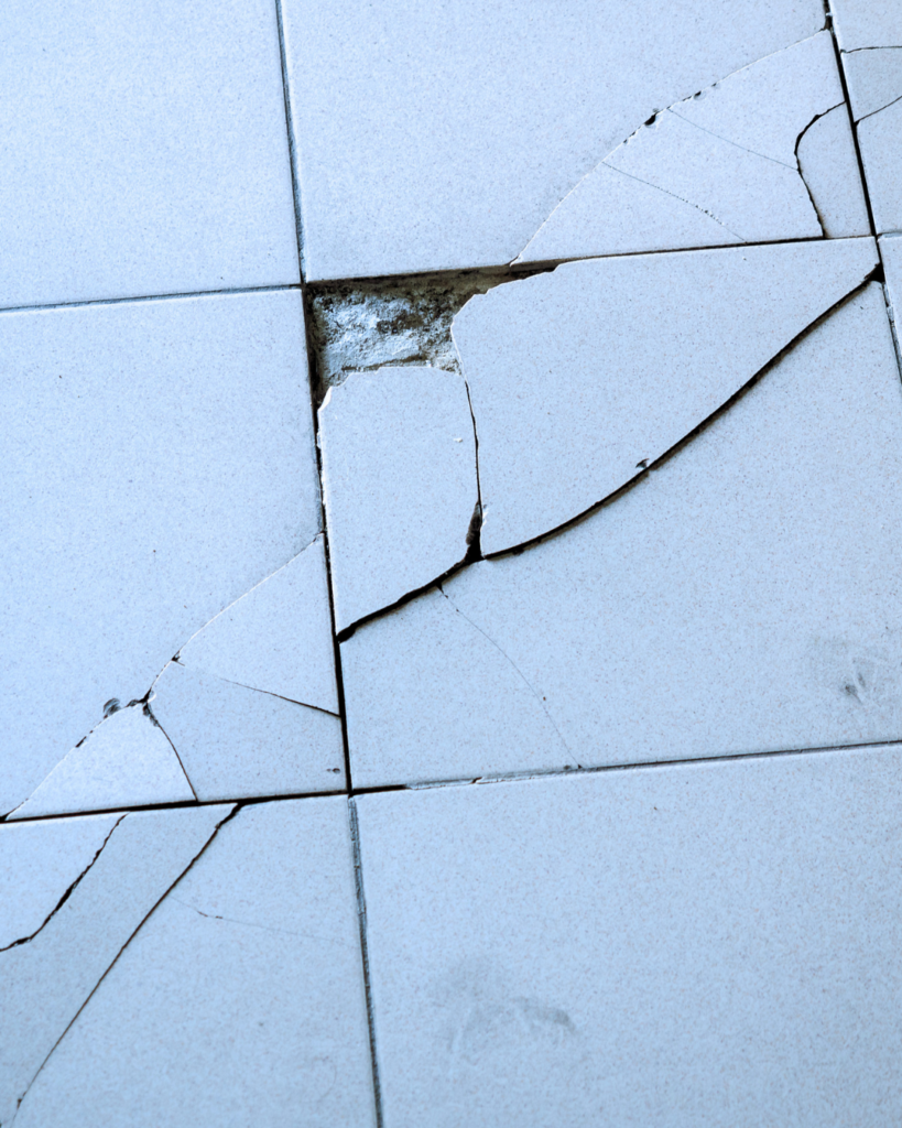 玄関タイルを使用したために割れたタイル