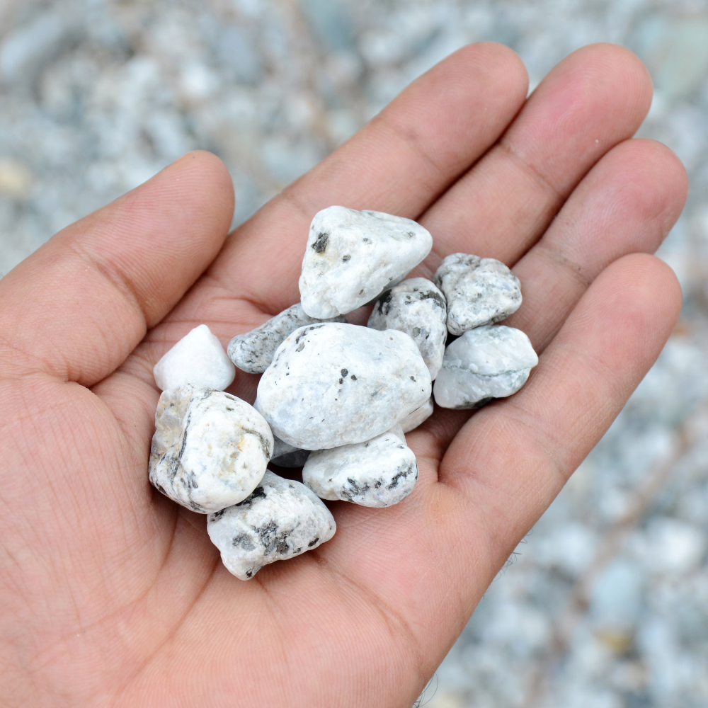 手のひらに乗せた庭に丁度いいサイズの砂利