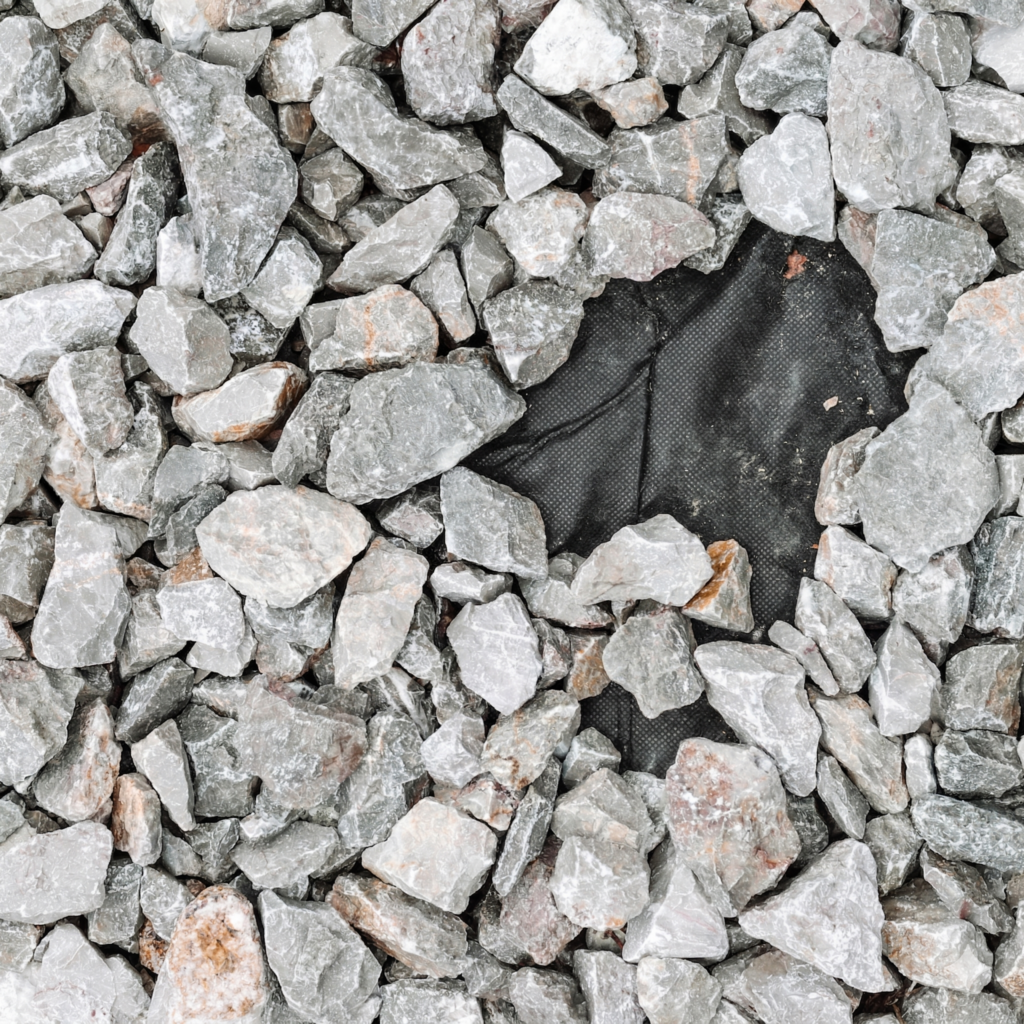 砂利が少ないため防草シートが出た