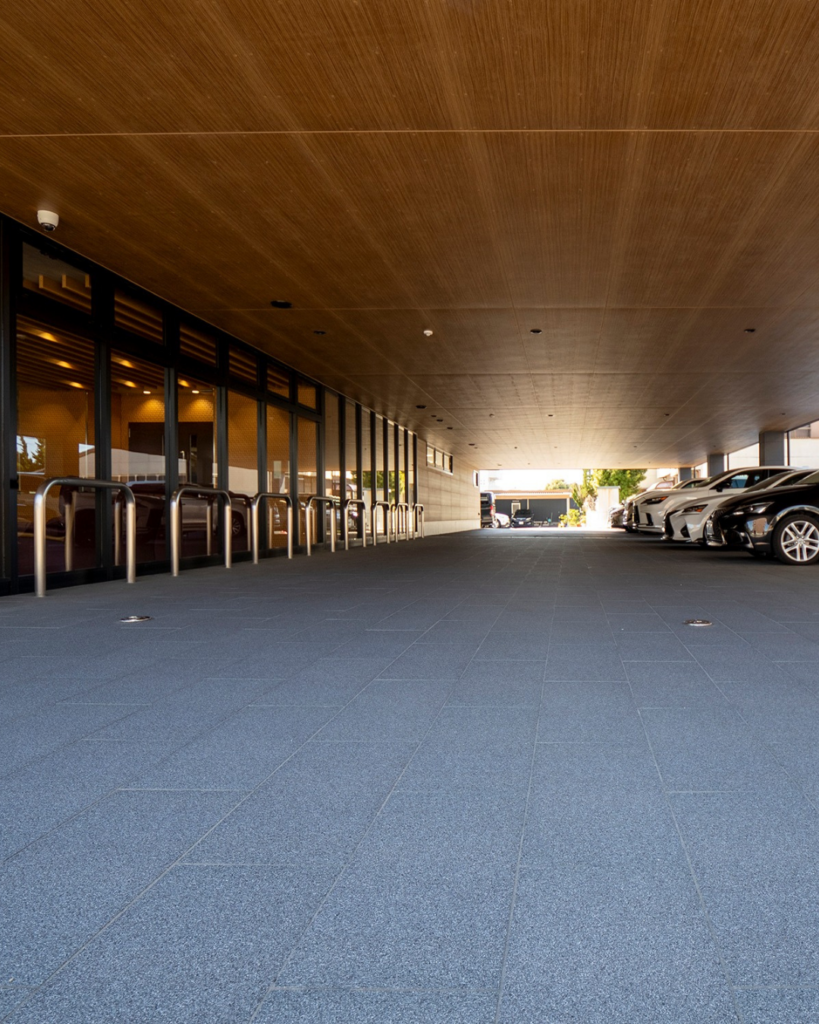 広大な空間も美しく仕上げる駐車場用タイル