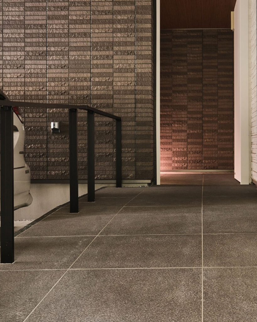 高級感が上がる駐車場用タイル