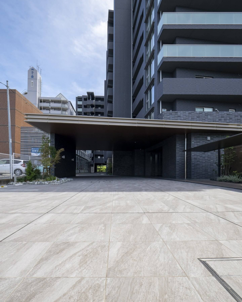 石張りのような床を作る駐車場用タイル