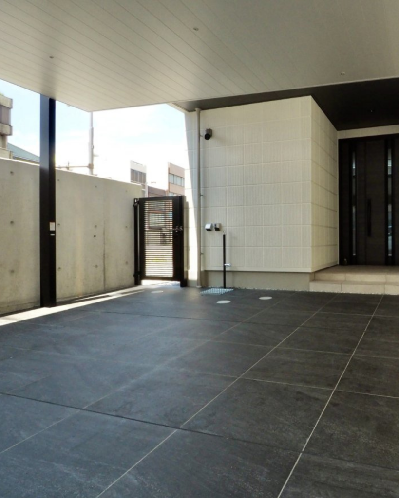 石目模様が流れるように美しい駐車場用タイル