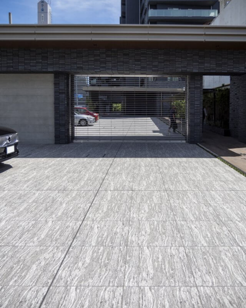 およそ１0トンまでの耐久性がある駐車場用タイル