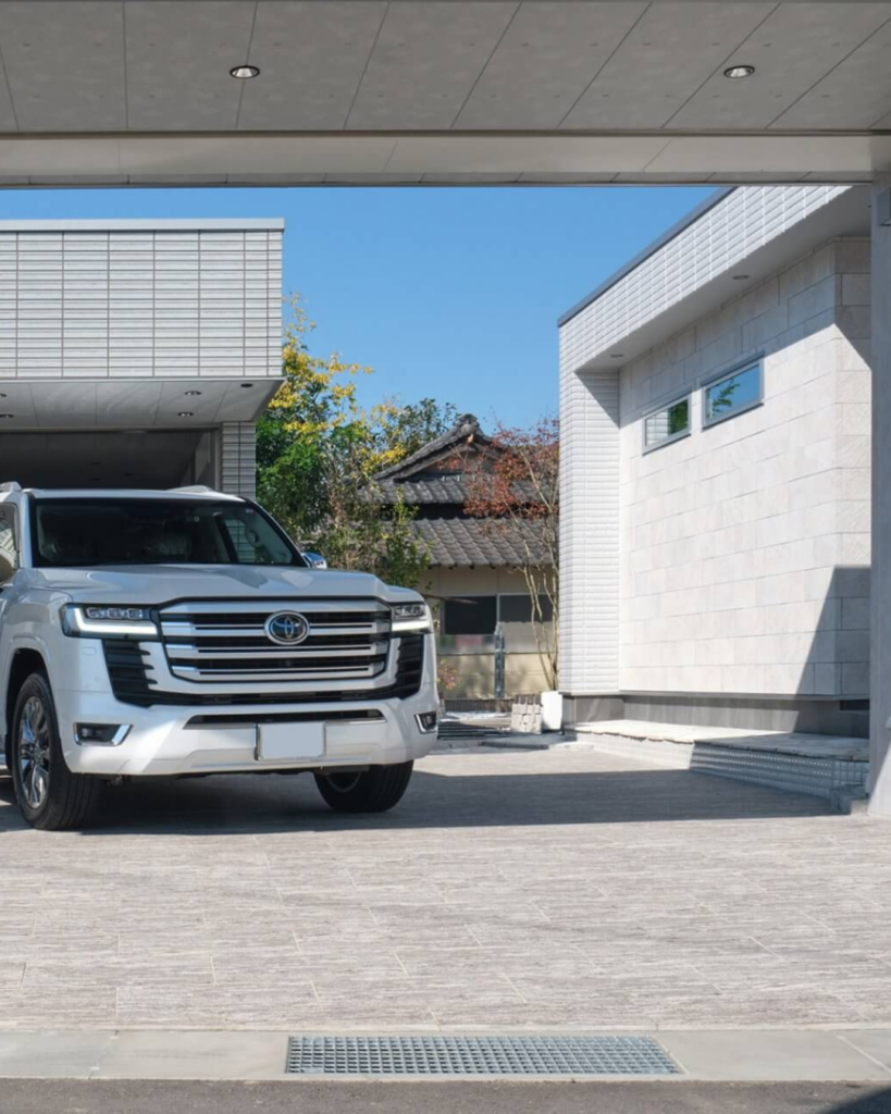 美しい車寄せは駐車場用タイルを敷き詰めた施工事例