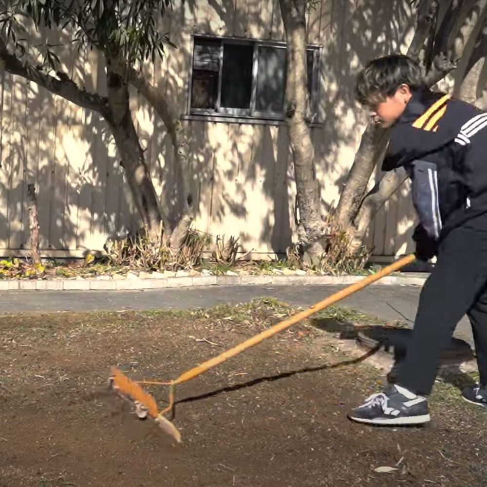 レーキで下地を平らにしている