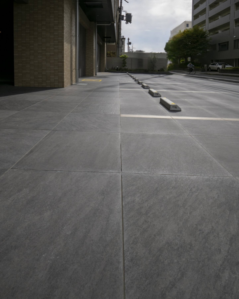 重厚感のある美しい駐車場はタイルで仕上げた施工事例