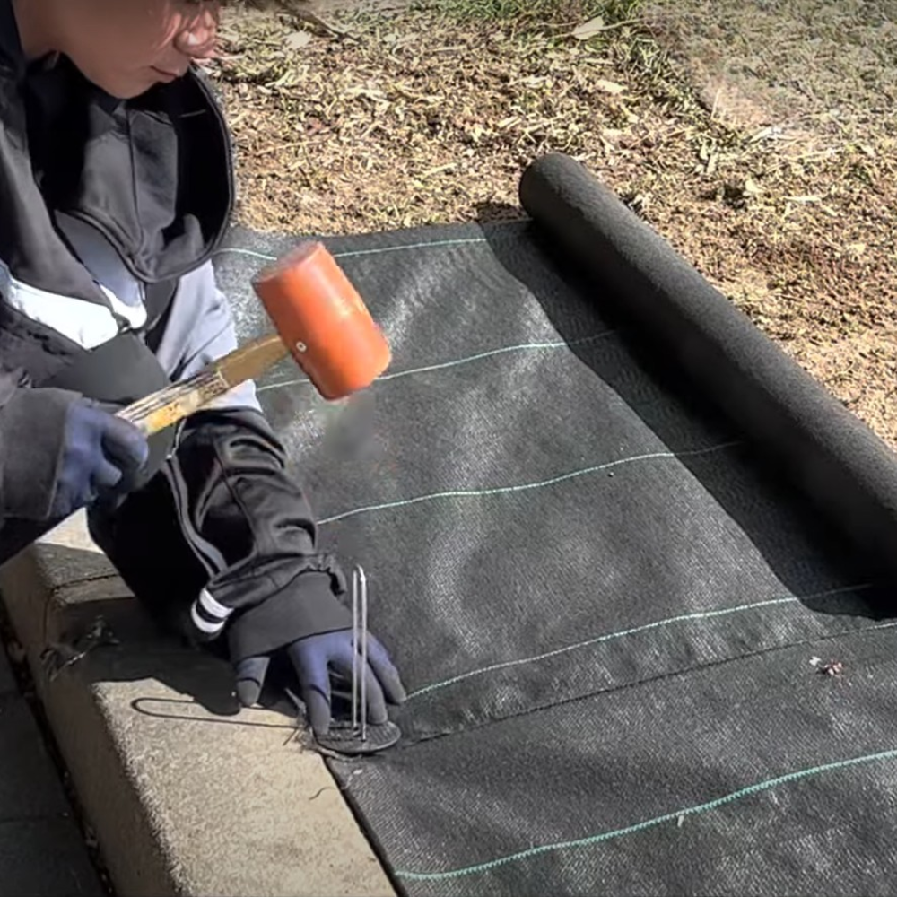 防草シートを設置する