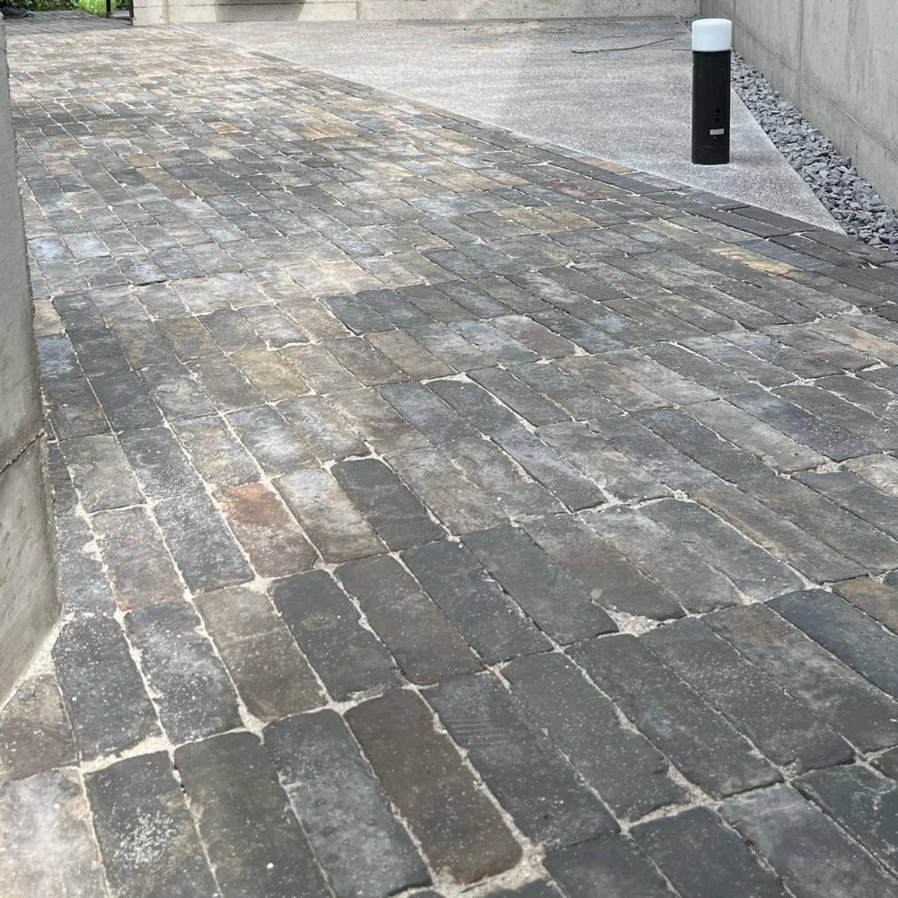 黒いアンティークレンガをつかたt煉瓦の小道