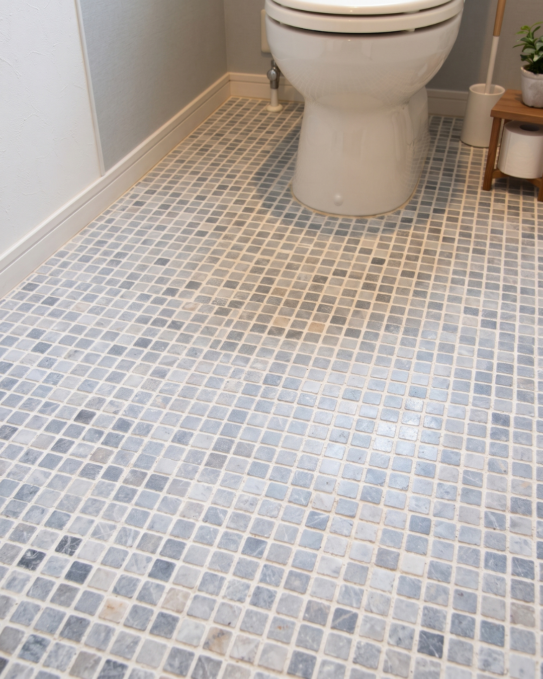 グレー系天然石モザイクを貼ったトイレの床